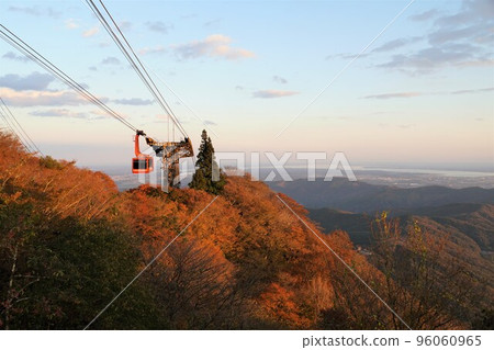 從筑波山索道女體山站下的纜車在夕陽下的風景 96060965