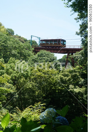 Cable car passing through the Jinnoji valley 96061580