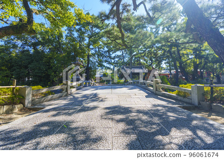Sumiyoshi Taisha, stone bridge in front of the birthstone, nature-rich precincts Sumiyoshi Taisha, stone bridge in front of the birthstone, nature-rich precincts 96061674