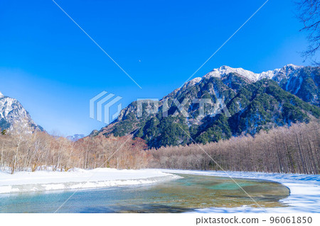 [Rare material] Kamikochi in winter, Azusa River and Hotaka mountain range [Nagano Prefecture] 96061850