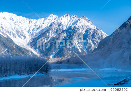 [Rare material] Winter Kamikochi scenery near Taisho Pond [Nagano Prefecture] 96062302