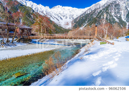 [稀有材料]冬季上高地河童橋附近的風景[長野縣] 96062506