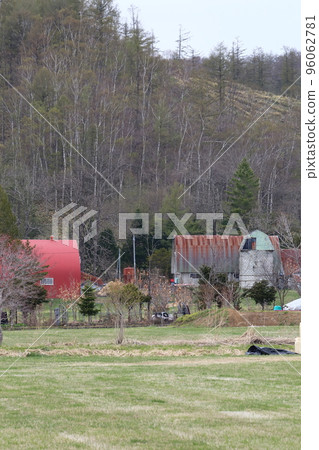 Scenery with farms in the Tokachi region of Hokkaido 96062781