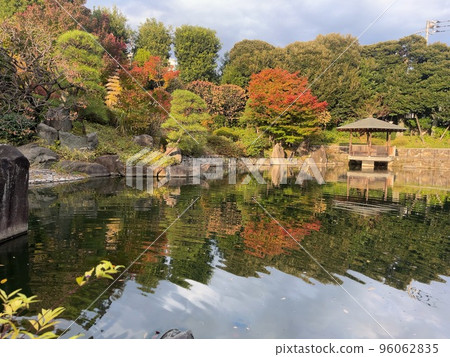 池塘和秋天的落葉 池塘和秋天的落葉 96062835