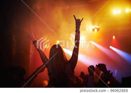 This is freakin amazing. Fans sitting on shoulders at an epic music concert. 96062868