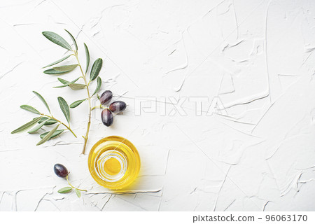 Olive oil bottle 96063170