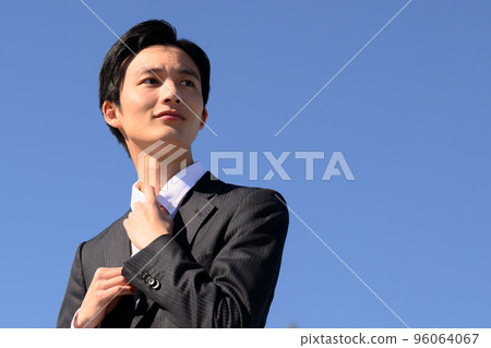 一個拉緊領帶，面向未來的年輕人的形象 96064067