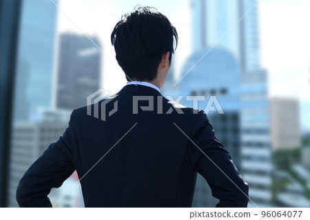 西裝革履的上班族凝視未來 96064077