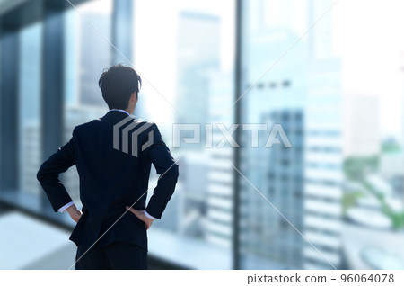 西裝革履的上班族凝視未來 西裝革履的上班族凝視未來 96064078
