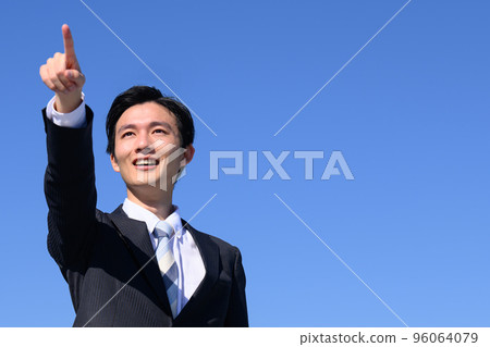 穿著手指的西裝的男人 96064079