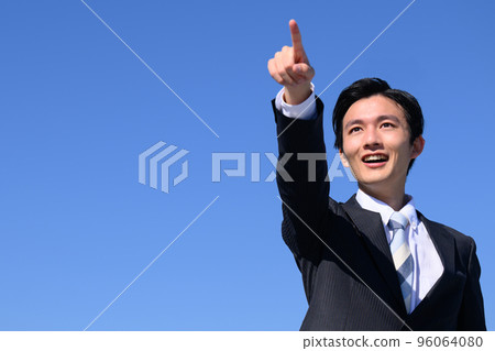 穿著手指的西裝的男人 96064080