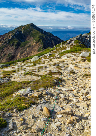 從長野縣中央阿爾卑斯山極樂平附近看到的三之澤山 從長野縣中央阿爾卑斯山極樂平附近看到的三之澤山 96064174