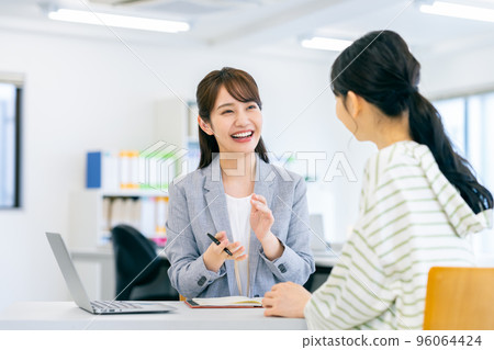 指導一名年輕女子的女商人 96064424
