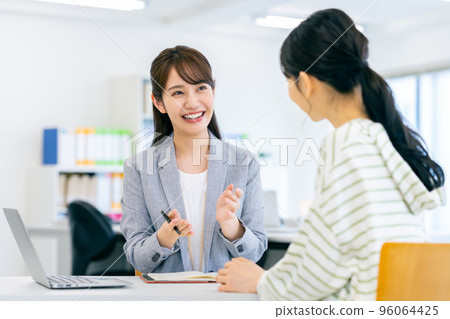 指導一名年輕女子的女商人 指導一名年輕女子的女商人 96064425