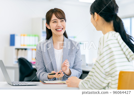 指導一名年輕女子的女商人 指導一名年輕女子的女商人 96064427