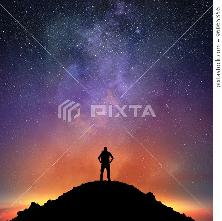 Excursionist observe a bright sky 96065356