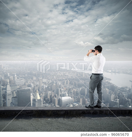 Businessman looking to the future 96065670