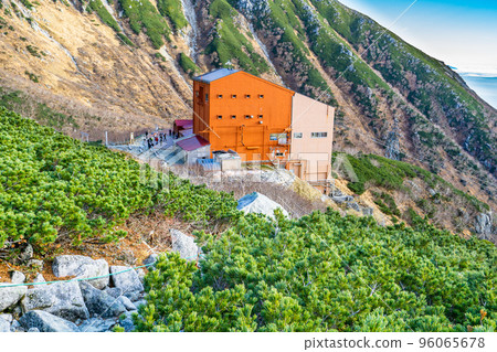 從長野縣中央阿爾卑斯山極樂平的山路上看到的索道千疊敷站 從長野縣中央阿爾卑斯山極樂平的山路上看到的索道千疊敷站 96065678