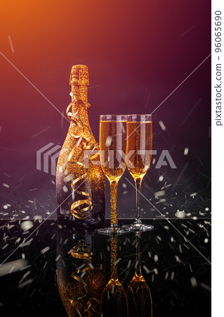 Flutes of champagne Flutes of champagne 96065690