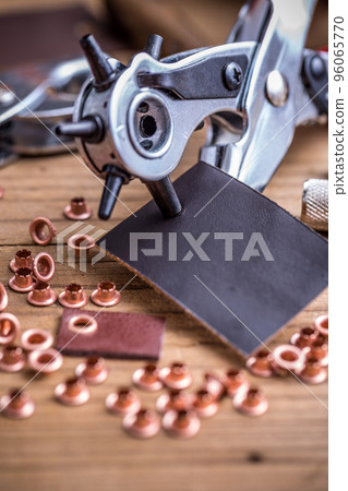 Plier and rivets 96065770