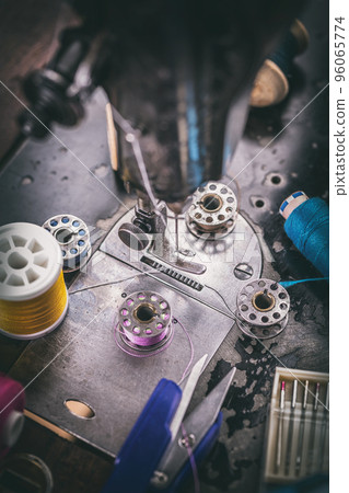 Old sewing machine 96065774