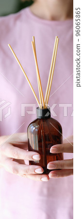 Aroma reed diffuser, home fragrance bottle with rattan sticks and smell of freshness 96065865