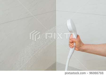 [Middle housewife cleaning the bath, showering] 96066788
