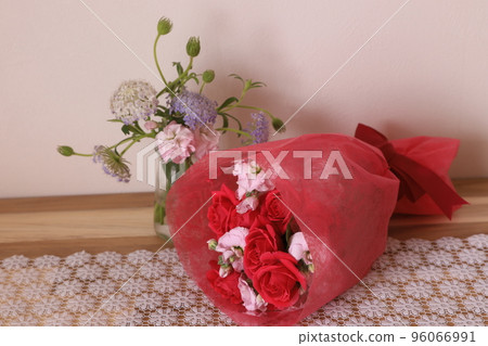 Bouquets and gifts Bouquets and gifts 96066991