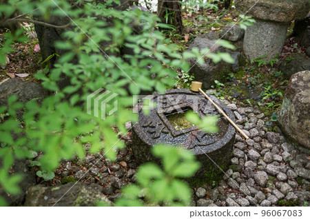 Tsukubai garden colored with maple leaves at Konpukuji Temple in Kyoto 96067083