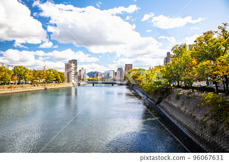 從廣島站附近的甲仁橋遠眺遠古川兩岸。可以看到西湖陣町、鹿谷町、間葉町、丹原町。 從廣島站附近的甲仁橋遠眺遠古川兩岸。可以看到西湖陣町、鹿谷町、間葉町、丹原町。 96067631