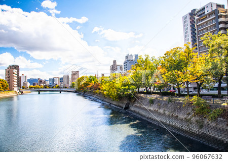 從廣島站附近的甲仁橋遠眺遠古川兩岸。可以看到西湖陣町、鹿谷町、間葉町、丹原町。 96067632