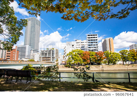 從廣島站附近的甲仁橋遠眺遠古川東側。您可以看到Nishikojincho和Kaniyacho。廣島 96067641