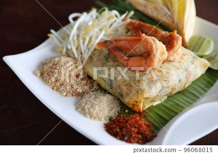 Local Thai food pad thai fried noodle with shrimp Local Thai food pad thai fried noodle with shrimp 96068015