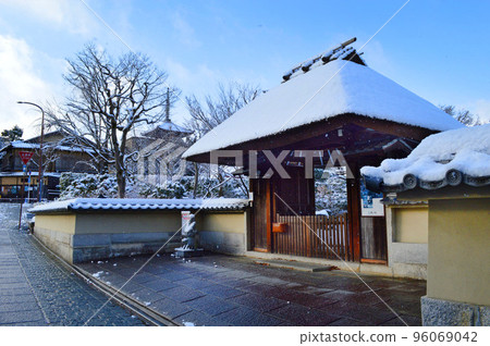 在一個下雪的早晨在京都東山散步 Nene no Michi 96069042