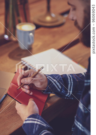 Cropped image of casual business man or freelancer planning his 96069043