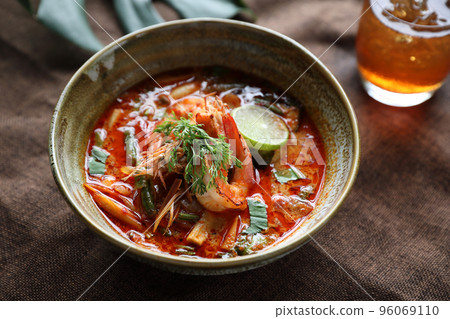 Tom Yum soup , a Thai traditional spicy prawn soup 96069110