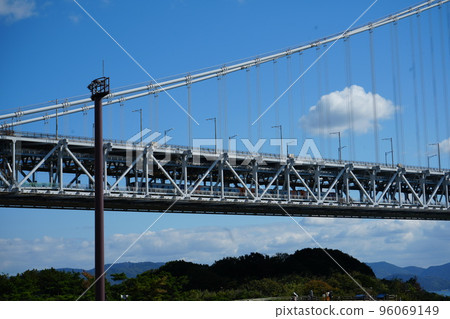 行駛在瀨戶大橋上的電車 行駛在瀨戶大橋上的電車 96069149