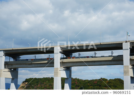 行駛在瀨戶大橋上的電車 行駛在瀨戶大橋上的電車 96069151