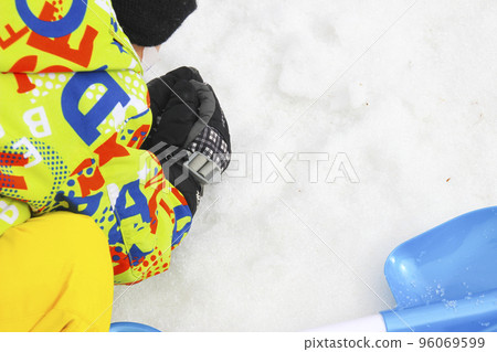 玩雪的孩子（4歲/男孩） 96069599