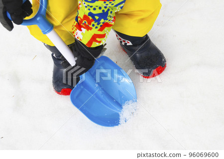 玩雪的孩子（4歲/男孩） 96069600