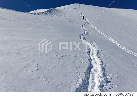 Climbers heading for Mt. Nishitengu, the Yatsugatake mountain range in winter 96069788