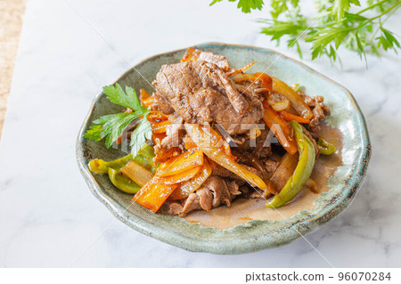 Stir-fried Beef with Balsamic and Soy Sauce 96070284