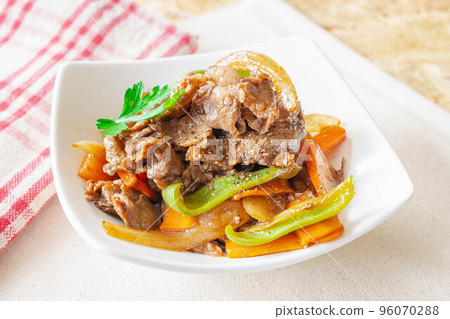 Stir-fried Beef with Balsamic and Soy Sauce 96070288