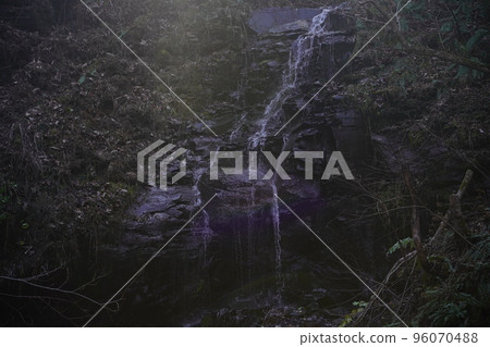 The water flow of Shiraho Falls flows gently 96070488