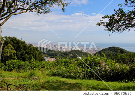 A view of the Suma Coast from the top of Mt. Takakura on the Rokko Traverse Route 96070655