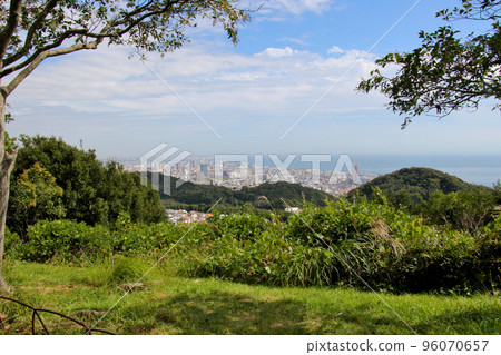 A view of the Suma Coast from the top of Mt. Takakura on the Rokko Traverse Route A view of the Suma Coast from the top of Mt. Takakura on the Rokko Traverse Route 96070657