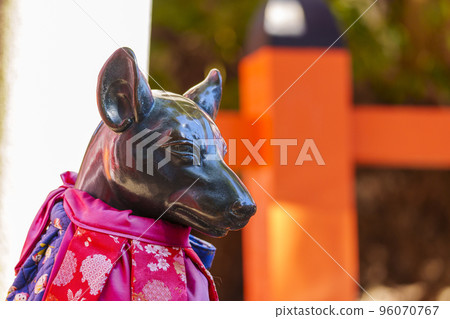 住吉大社 仙年楠木前的狐狸雕像 96070767