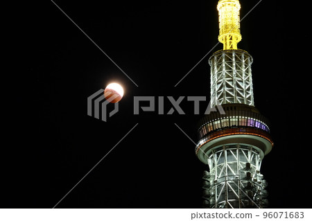 月全食和東京晴空塔 96071683
