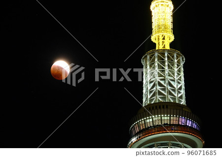 月全食和東京晴空塔 96071685