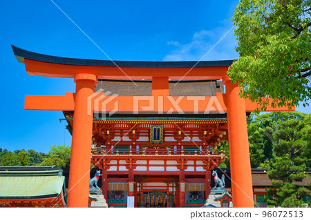 京都伏見稻荷大社美麗的門和牌坊 96072513